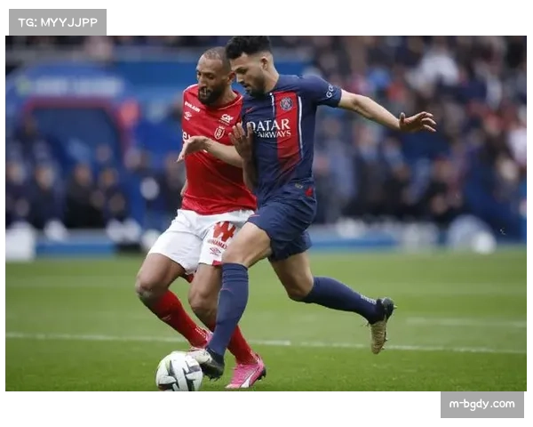 巴黎圣日耳曼半场连入三球摧毁勒沃库森防线上演精彩逆袭