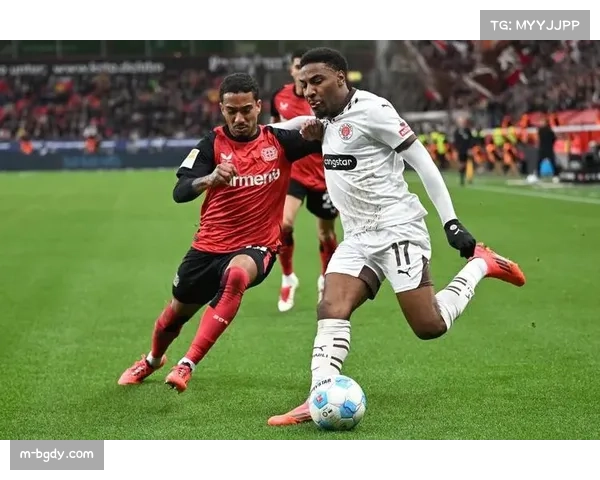 勒沃库森中场阿图尔传中助攻，展现脚法