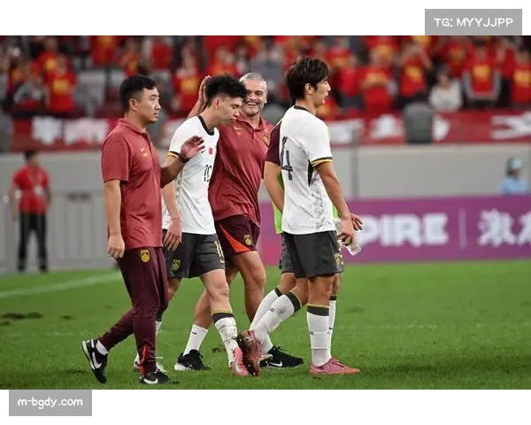 U23亚洲杯决赛现场,中国球迷高举助威标语成亮点 U23亚洲杯决赛现场,中国球迷高举助威标语成亮点